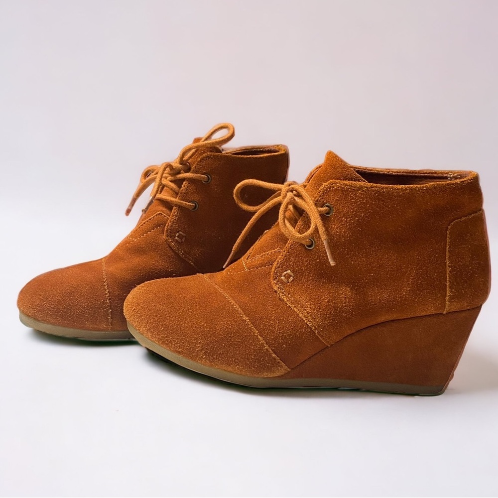 Tom’s Suede Bootie Wedge Shoe (7.5)